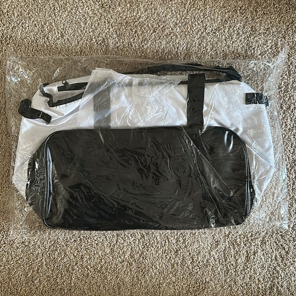 LAND SHARK OUTDOOR WHITE & BLACK LARGE INSULATED DUFFLE BAG TRAVEL OVERNIGHT - Picture 3 of 5